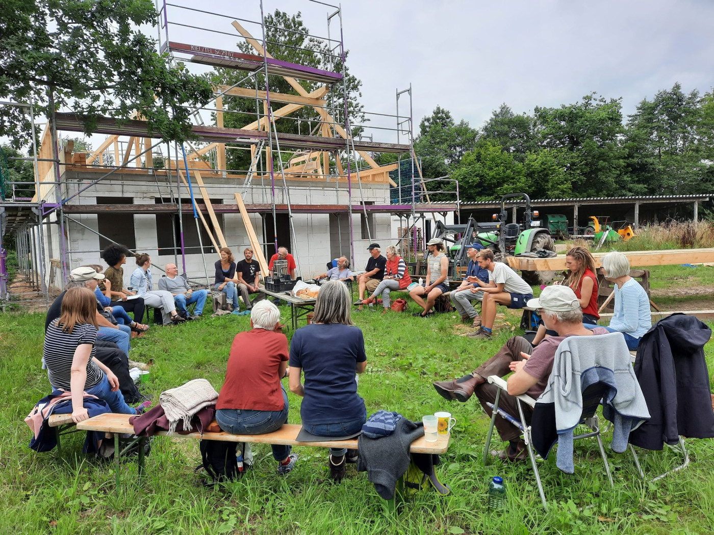 Mitglieder auf Bänken draussen beim Schinkeltreffen